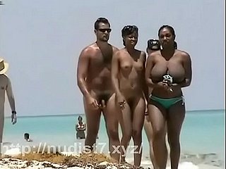Ehrliche nackt FKK Teenager Hintern am öffentlichen Seashore