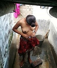 Indyjski kobieta pod prysznicem