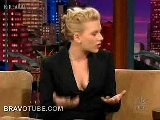 Incroyablement de Hot Décolleté à Harlequin Leno Statute de Scarlett Johansson