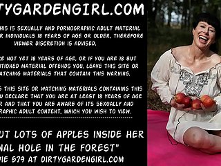 Dirtygardengirl puso un montón de manzanas en el interior de su agujero anal en el bosque