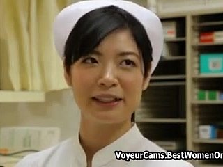 Enfermera asiática japonesa haciendo cuidado con sus pacientes Voyeur