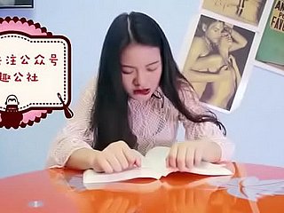 Chińska dziewczyna ma orgazm podczas czytania