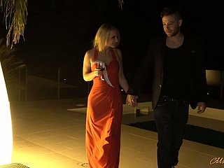 Секс голодная блондинка Джемма Валентайн имеет бы Quickie с одним незнакомцем прямо на лестнице