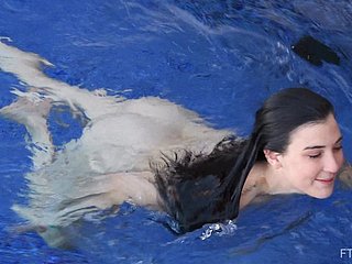 Dishearten adolescente amateur morena Bella se desnuda y nadan desnudas