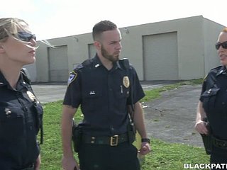 Dua wanita polis be captivated by ditangkap lady's man hitam dan membuatnya menjilat twats