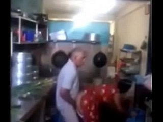 Srilankan Chacha fickt schnell seine Magd far der Küche