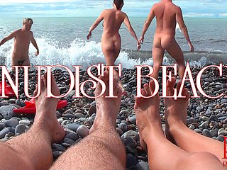 ヌーディストビーチ - ビーチの裸の若いカップル、裸のティーンカップル
