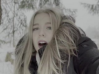 El adolescente de 18 años es follado en el bosque en polar nieve