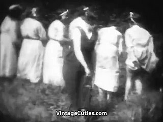 Geile Mademoiselles worden geslagen up Hinterlands (vintage uit de jaren 1930)