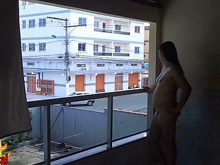 A coryza esposa le gusta mostrar su cuerpo desnudo para todo el vecindario ver