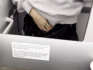 Heet ik masturbeer close to de toiletten van het vliegtuig - Jasmine Sweetarabic