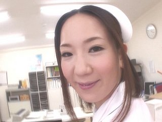 Chilling bella infermiera giapponese viene scopata duramente dal dottore