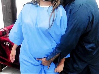 巴基斯坦医生闪烁鸡巴，护士与清晰的印地语音频进行肛交