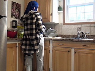 La casalinga siriana viene crema dal marito tedesco in cucina