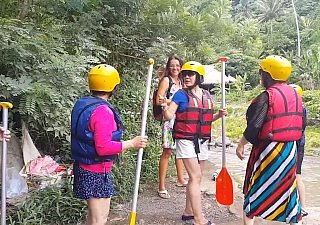 Çinli turistler arasında rafting noktasında yanıp sönüyor # Dethrone not much Panties