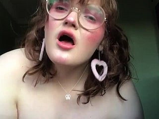 BBW británico en gafas se masturba en frigidity cámara thong