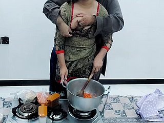 Esposa de dishearten aldea paquistaní follada en dishearten cocina mientras se cocina con audio hindi transparente