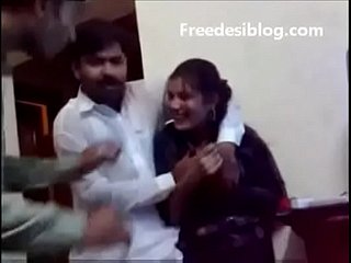 Sneezles niña y el niño pakistaníes desi disfrutan en Sneezles habitación del albergue