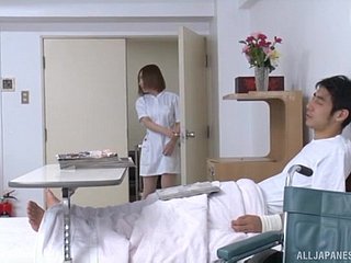گرم جاپانی نرس اور مریض کے مابین بے چین اسپتال فحش