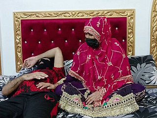 Głodna indyjska desi dojrzała panna młoda chce mocno pieprzyć się przez męża, ale jej mąż chciał spać