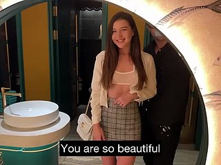美丽的苗条色情女演员偶尔在餐厅的WC中偶尔会他妈的
