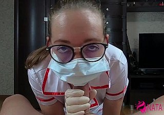 非常角质性感的护士吮吸鸡巴，用面部表情乱搞她的病人