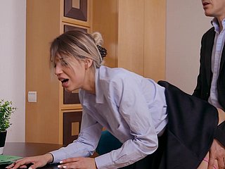 Elena Vedem si diverte durante il sesso apropos stile Doggy apropos ufficio
