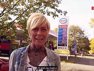 Quan hệ tình dục đường phố công cộng tại trạm xăng với người Đức Half-starved Milf