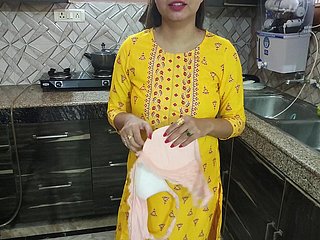Desi Bhabhi wusch Geschirr apropos der Küche, dann kam ihr Schwager und sagte, Bhabhi Aapka Chut Chahiye Kya Sack Hindi Audio