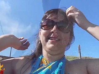 mollige Braziliaanse vrouw naakt op openbaar lakeshore