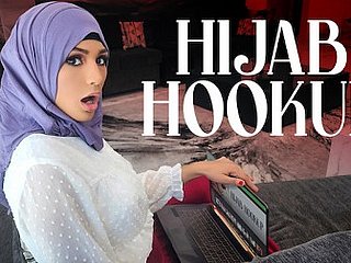 Sneezles ragazza hijab Nina è cresciuta guardando film per adolescenti americani ed è ossessionata dall'idea di diventare Sneezles reginetta del ballo