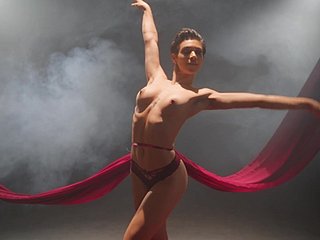 Bailarina delgada revela un auténtico baile erótico en solitario ante icy cámara