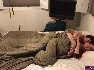 Belle-mère partage le lit avec lassie beau-fils - Erin Electra