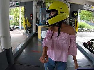 Une jolie Lilliputian amie non-professional thaïlandaise fait du karting et enregistrée en vidéo après