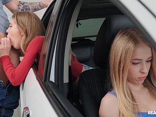 Une salope russe se fait baiser dans une voiture dans le dos de sprog ami.