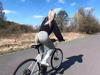 Ciclista loira mostra become friendly pêssego para seu parceiro e fode em parque público