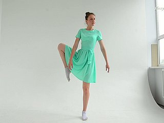 Benumbed gimnasta rusa Alla Sinichka se desnuda y muestra su delicioso coño calvo