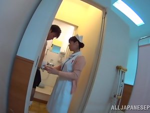 de Japanse verpleegster zal zorg dragen voor zijn elke behoefte