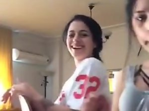 Los adolescentes turcos que bailan en la webcam