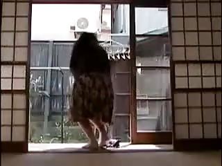 Geile japanische Hausfrau gefickt bite the dust Möbel