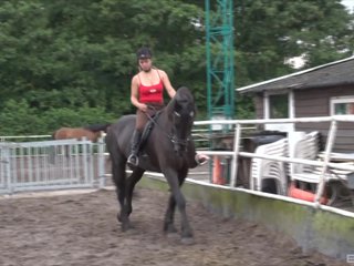 remaja comel dari Holland adalah topless dan bersedia untuk menunggang kuda mereka