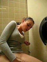 Sorpresa de la muchacha durante el orgasmo en el baño !!!